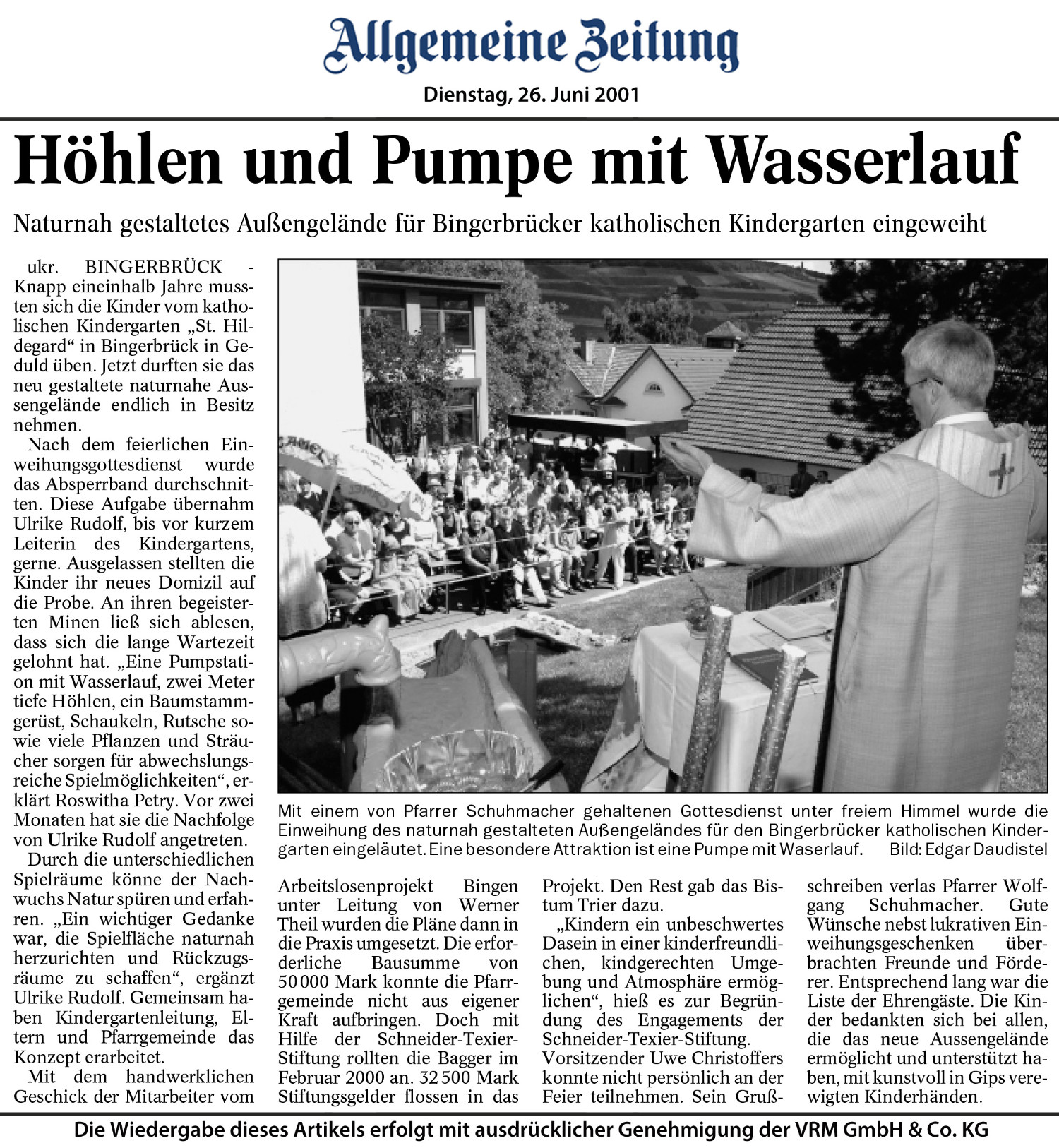 Allgemenine Zeitung - Dienstag 26. Juni 2001 Höhlen und Pumpe mit Wasserlauf Naturnah gestaltetes Außengelände für Bingerbrücker katolischen kindergarten eingeweiht